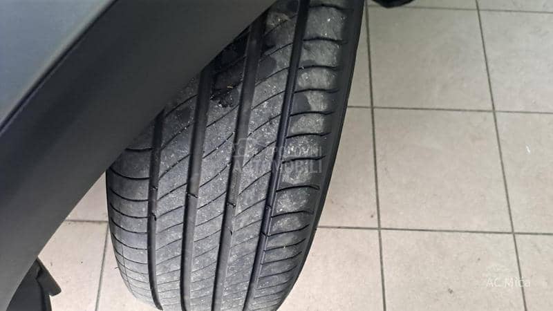 Peugeot 3008 1.5 BLU NAV LED AUT