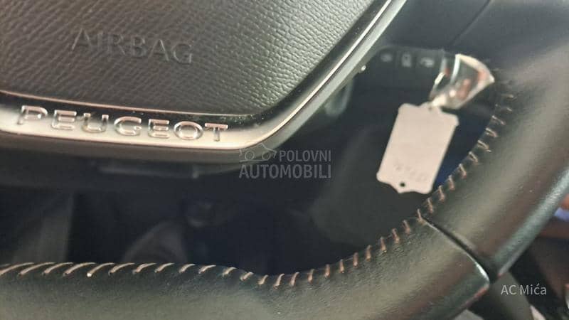 Peugeot 3008 1.5 BLU NAV LED AUT