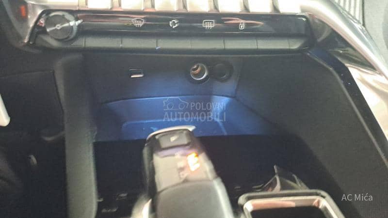 Peugeot 3008 1.5 BLU NAV LED AUT