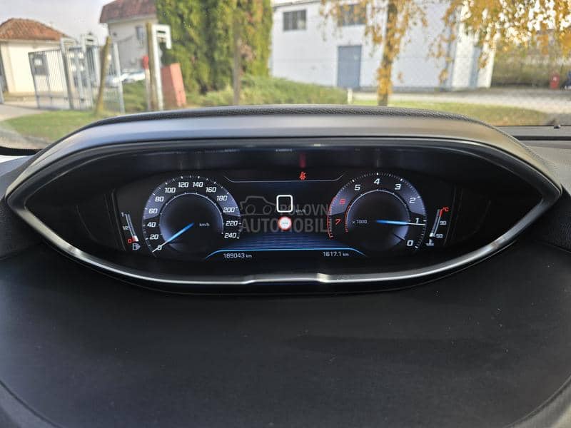 Peugeot 5008 1.2B ALLURE