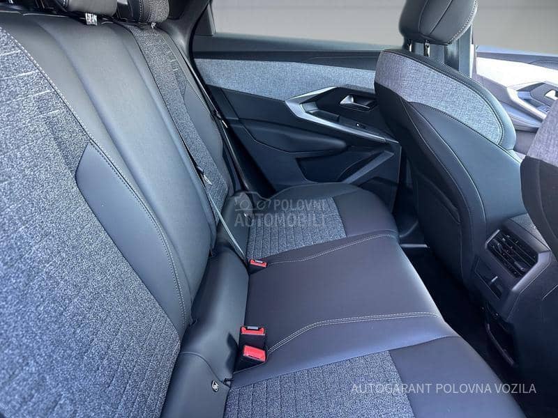 Peugeot 3008 HY 1.2 136 AT Allure