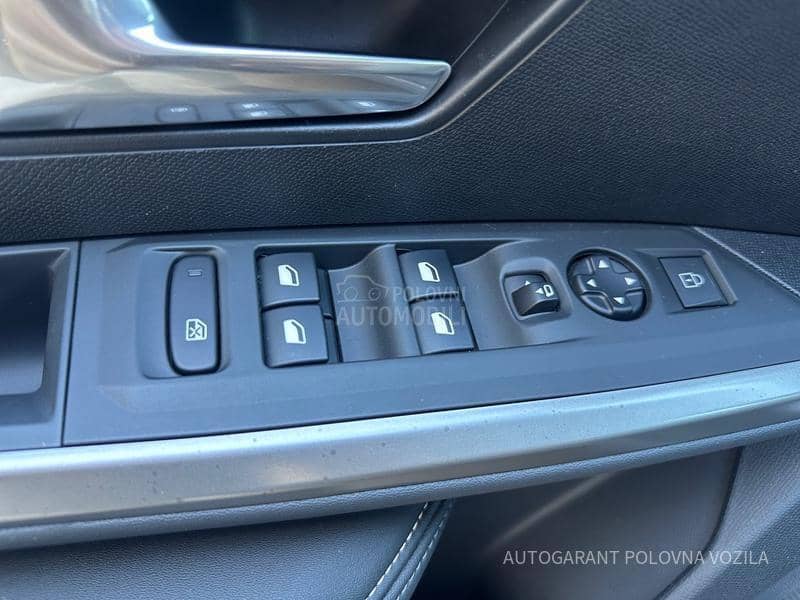 Peugeot 3008 HY 1.2 136 AT Allure