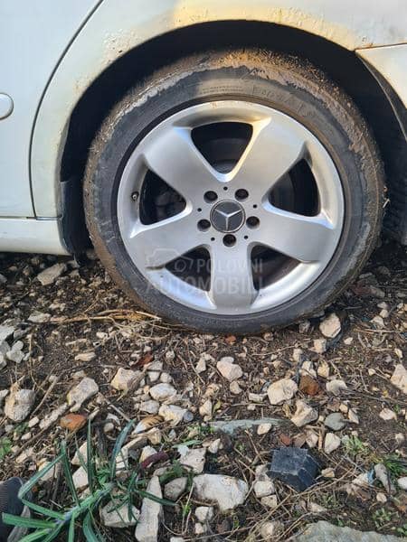 kompletan auto u delovima