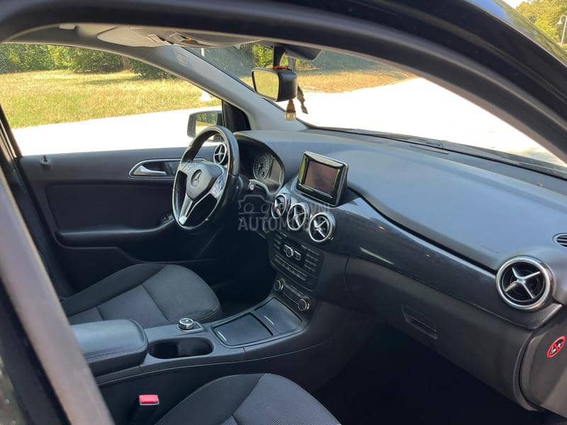 Mercedes Benz B 180 