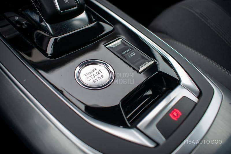 Peugeot 308 1.2EAT ALLURE/VIRT