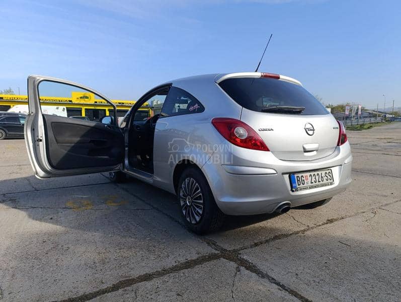 Opel Corsa D SATELITE