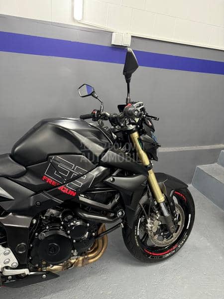 Suzuki gsr 750 freegun CH