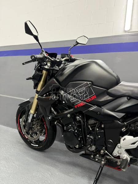 Suzuki gsr 750 freegun CH