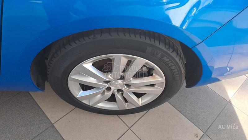 Peugeot 308 1.5 BLU NAV LED ALU