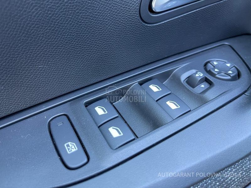 Peugeot 2008 HY 1.2 136 AT Style