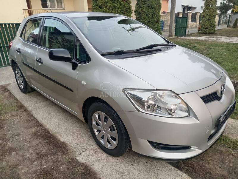 Toyota Auris 1.3  6 b r z i n a