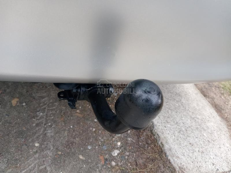 Toyota Auris 1.3  6 b r z i n a