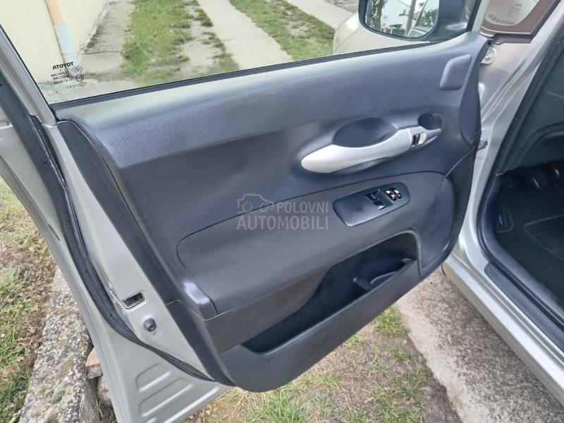 Toyota Auris 1.3  6 b r z i n a