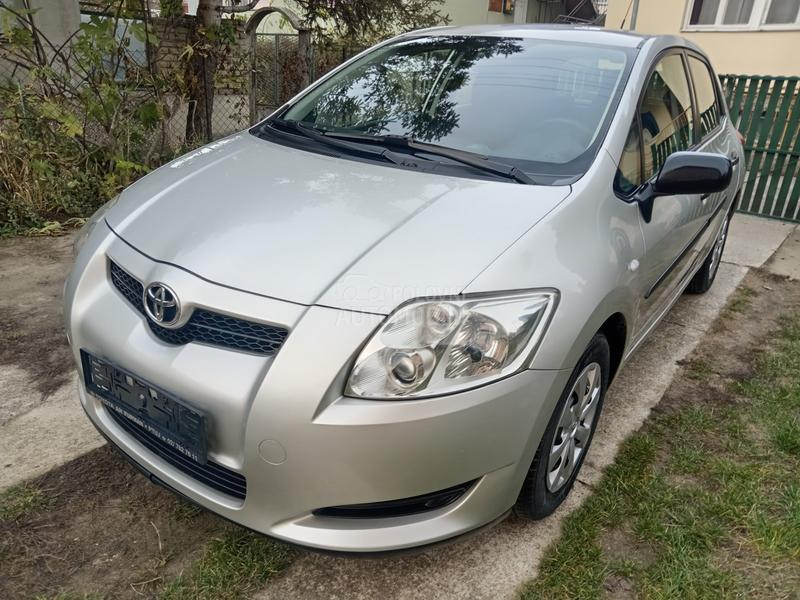 Toyota Auris 1.3  6 b r z i n a