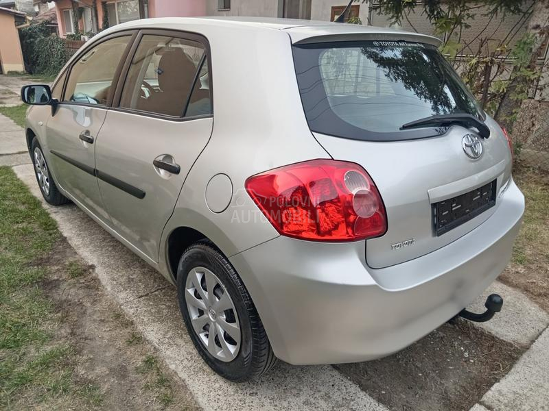 Toyota Auris 1.3  6 b r z i n a