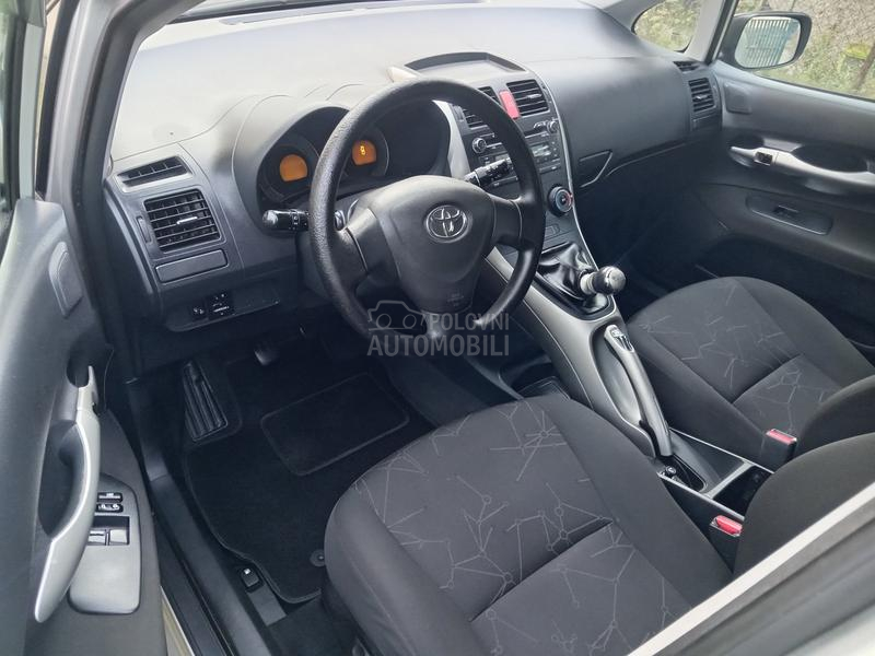 Toyota Auris 1.3  6 b r z i n a