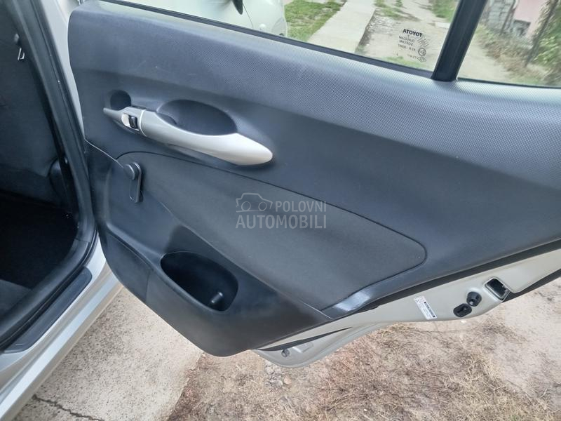 Toyota Auris 1.3  6 b r z i n a