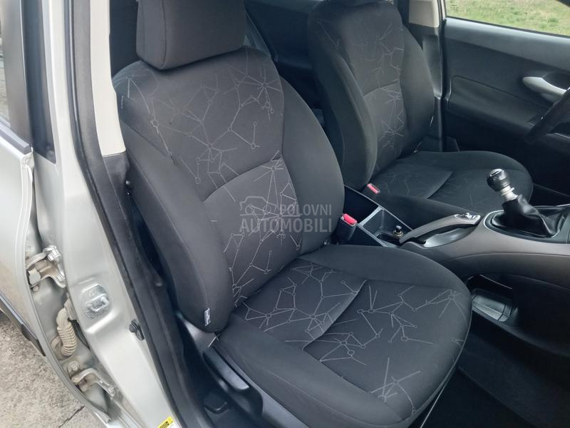 Toyota Auris 1.3  6 b r z i n a