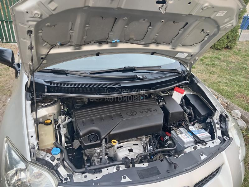 Toyota Auris 1.3  6 b r z i n a