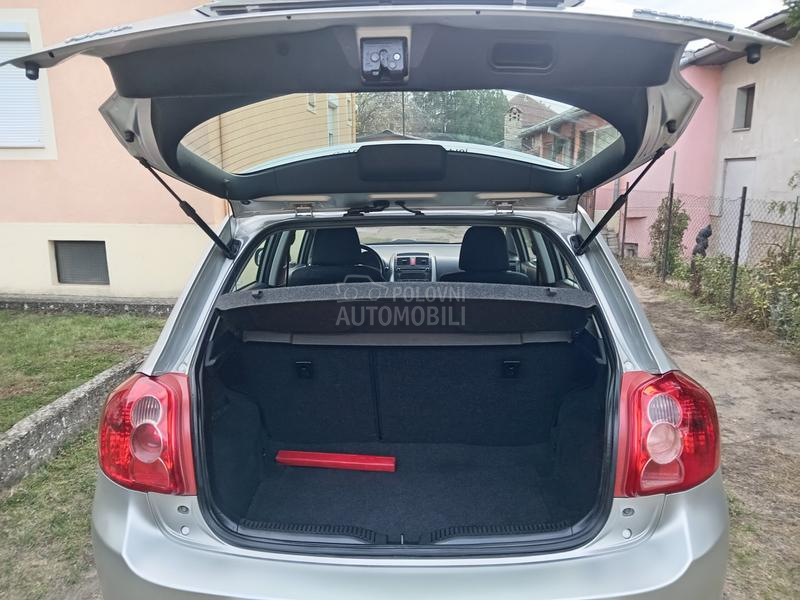 Toyota Auris 1.3  6 b r z i n a