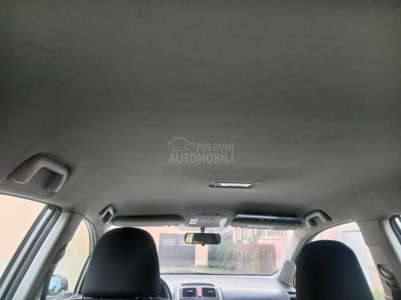 Toyota Auris 1.3  6 b r z i n a