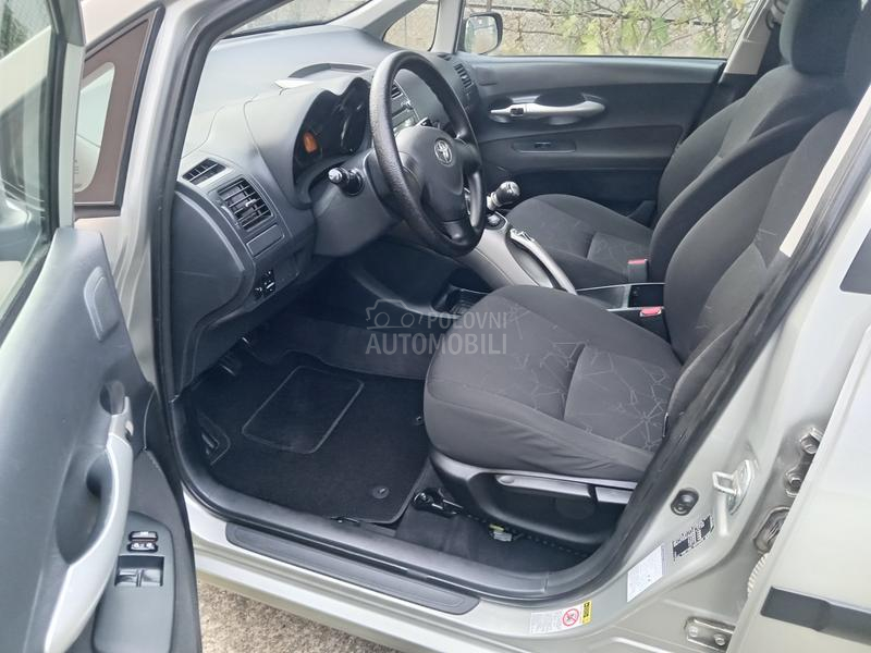 Toyota Auris 1.3  6 b r z i n a