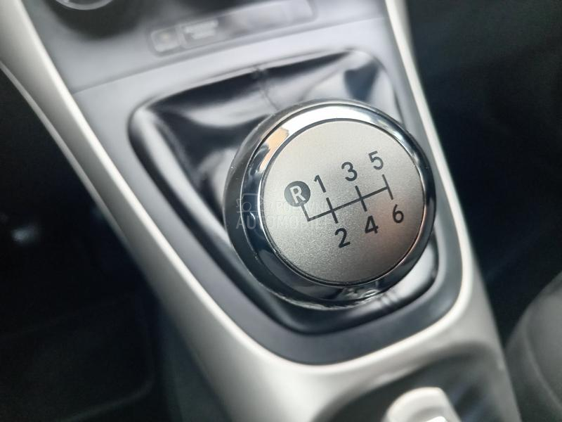 Toyota Auris 1.3  6 b r z i n a