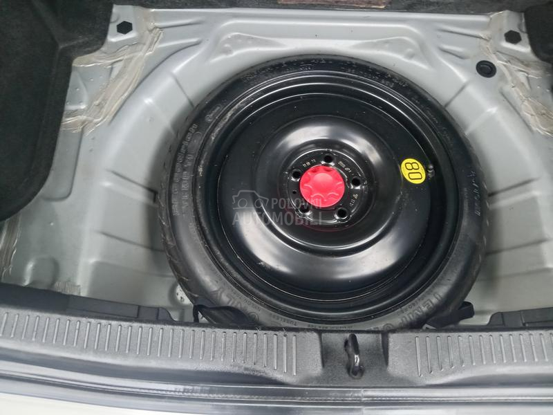 Toyota Auris 1.3  6 b r z i n a