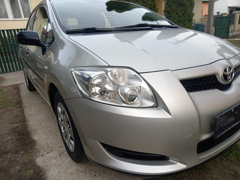 Toyota Auris 1.3  6 b r z i n a