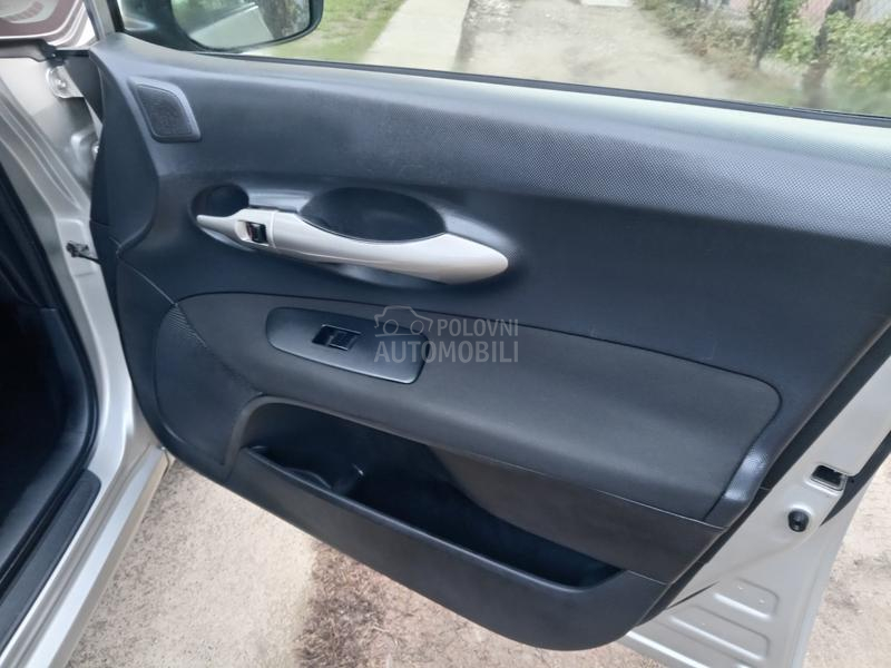 Toyota Auris 1.3  6 b r z i n a