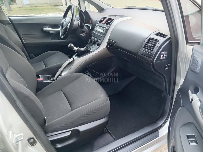 Toyota Auris 1.3  6 b r z i n a