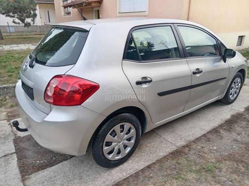 Toyota Auris 1.3  6 b r z i n a