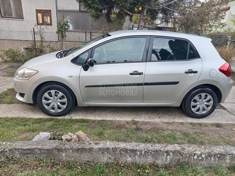 Toyota Auris 1.3  6 b r z i n a