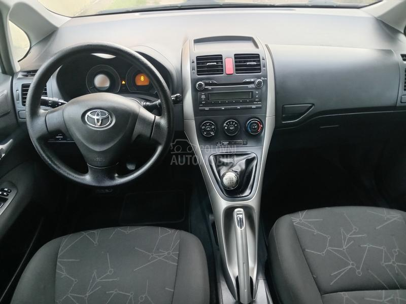 Toyota Auris 1.3  6 b r z i n a