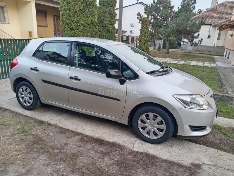 Toyota Auris 1.3  6 b r z i n a