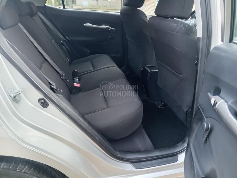 Toyota Auris 1.3  6 b r z i n a