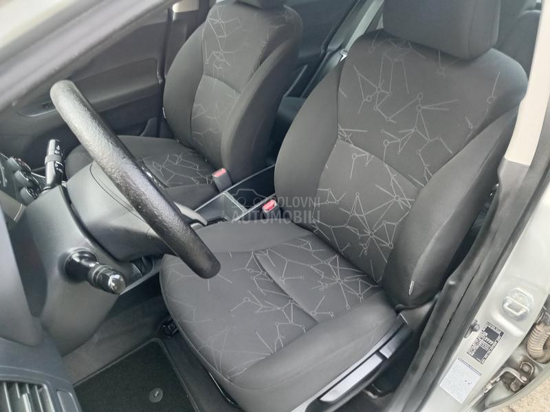 Toyota Auris 1.3  6 b r z i n a