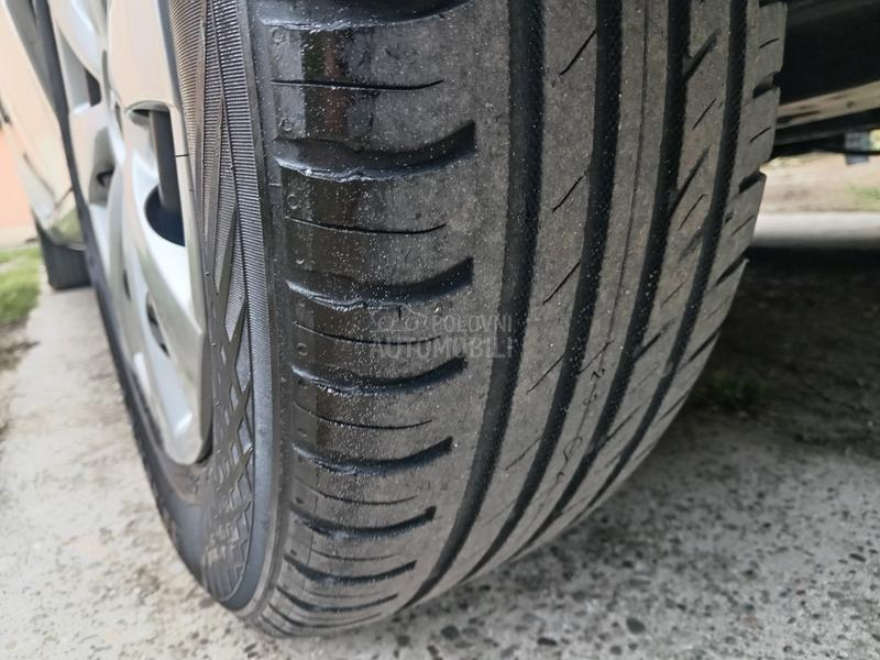 Toyota Auris 1.3  6 b r z i n a