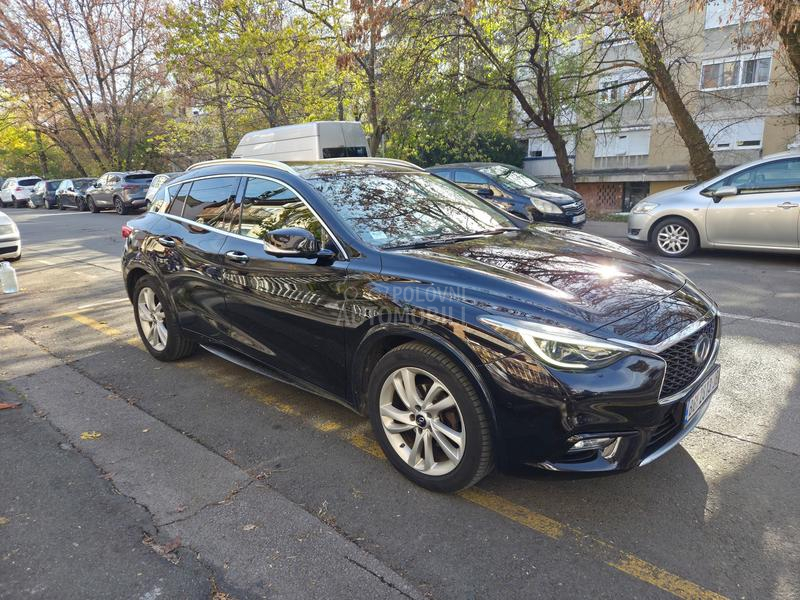 Infiniti Q30 