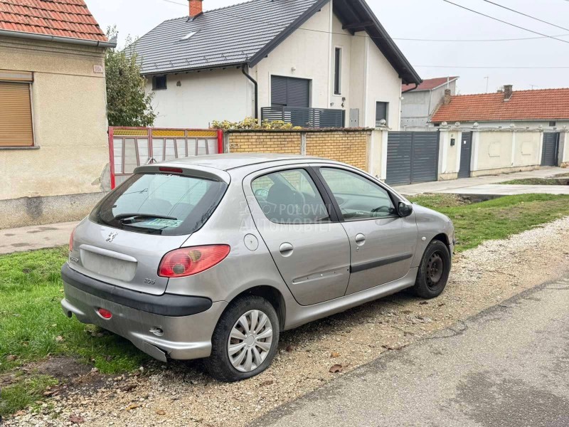 Peugeot 206 2005. god. -  kompletan auto u delovima