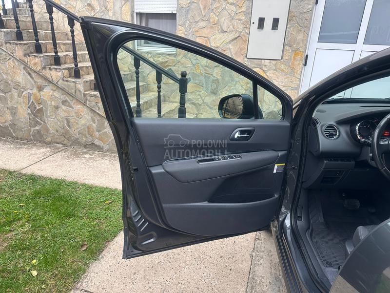 Peugeot 3008 1.6 HDI - AUT/PANO