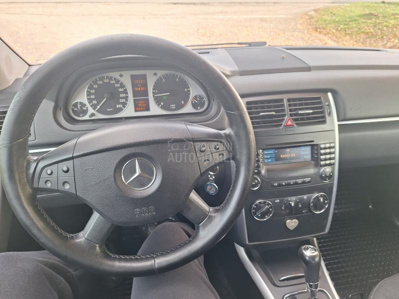 Mercedes Benz B 180 