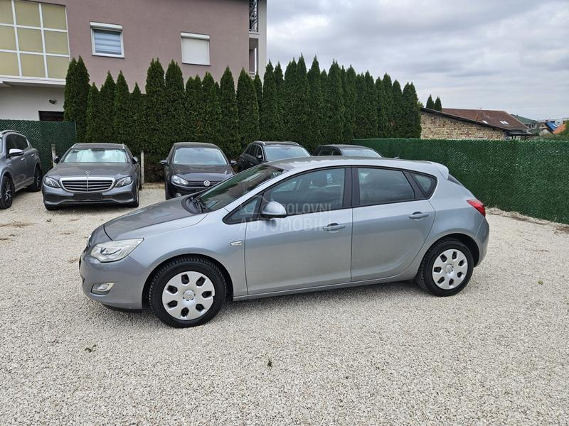 Opel Astra J SERV ISNA / ISTORIJA