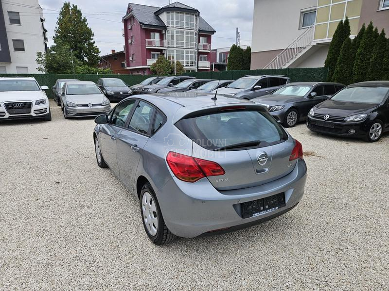 Opel Astra J SERV ISNA / ISTORIJA