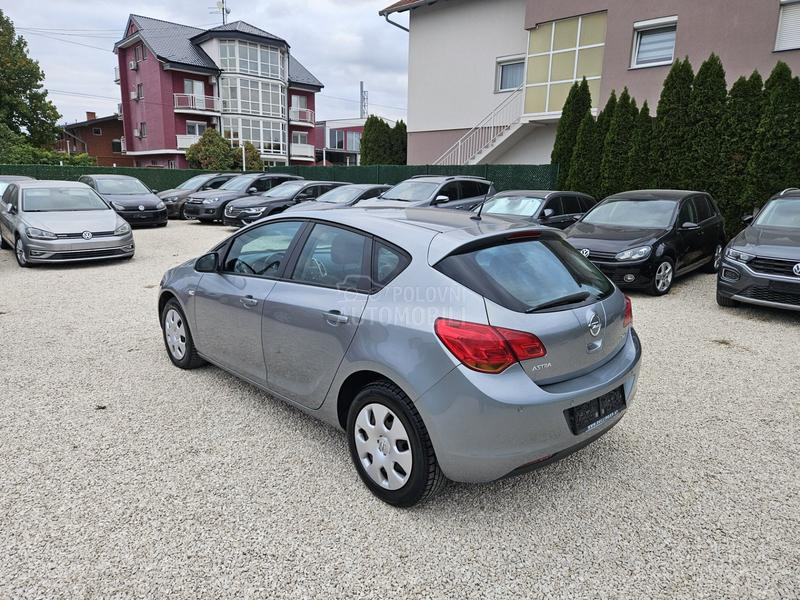 Opel Astra J SERV ISNA / ISTORIJA