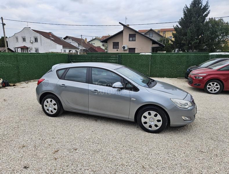 Opel Astra J SERV ISNA / ISTORIJA