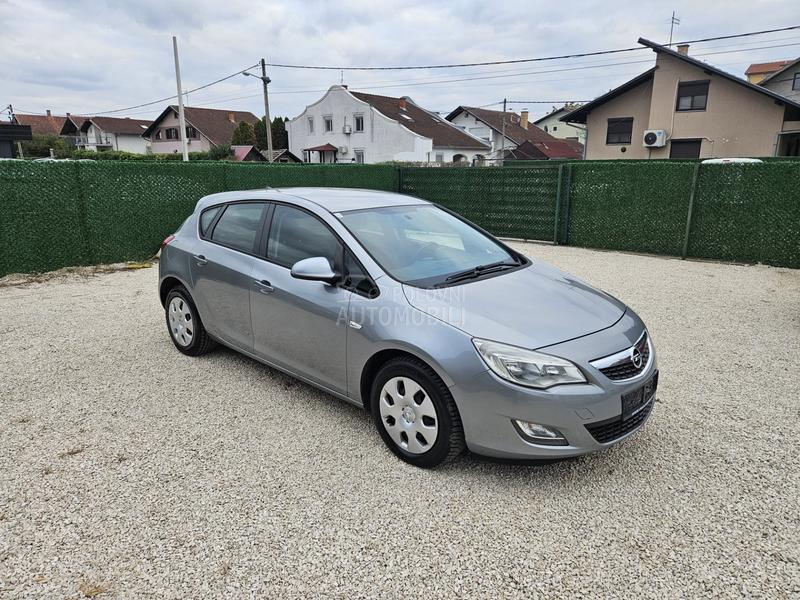Opel Astra J SERV ISNA / ISTORIJA