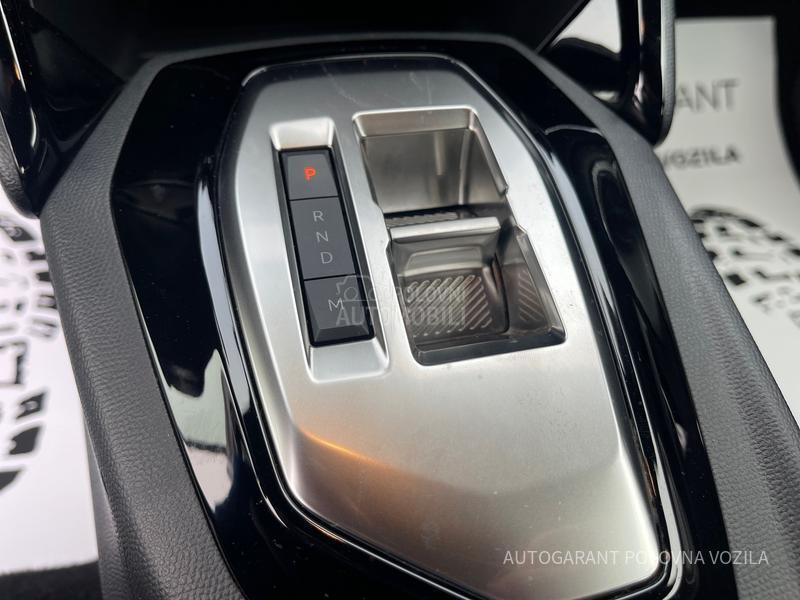 Peugeot 2008 HY 1.2 136 AT Style