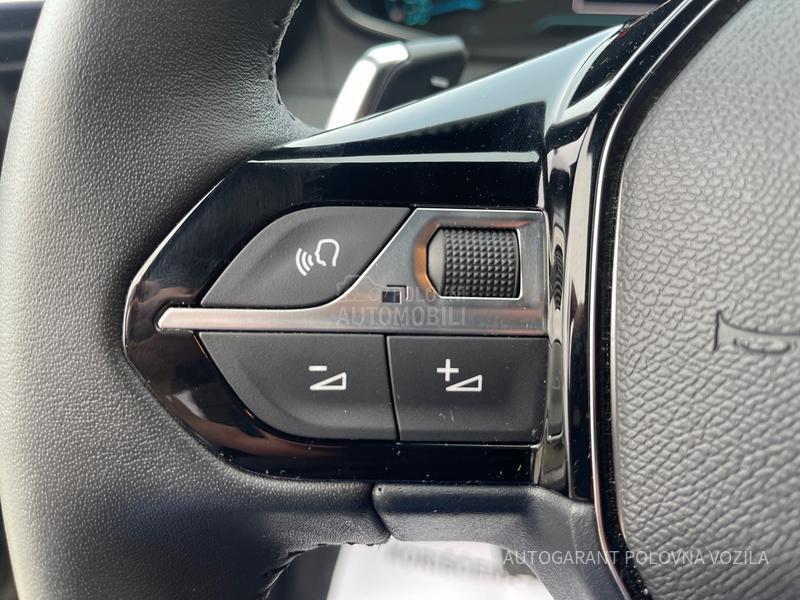 Peugeot 2008 HY 1.2 136 AT Style