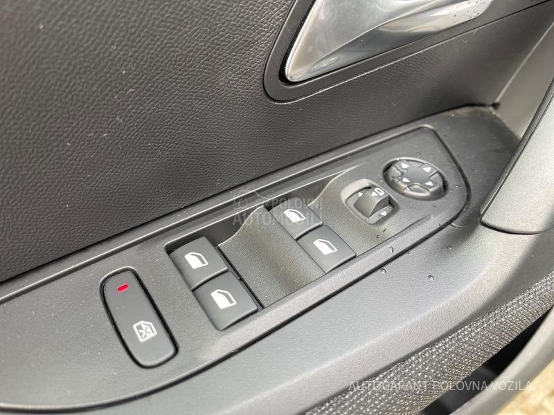 Peugeot 2008 HY 1.2 136 AT Style